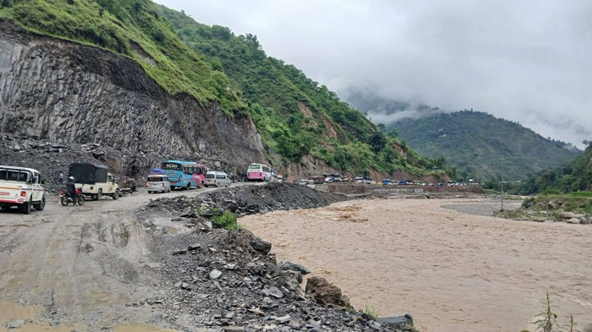 बिपी राजमार्ग : अत्यधिक सवारीचाप, खराब सडक र उर्लँदो खोलाको जोखिमपूर्ण यात्रा